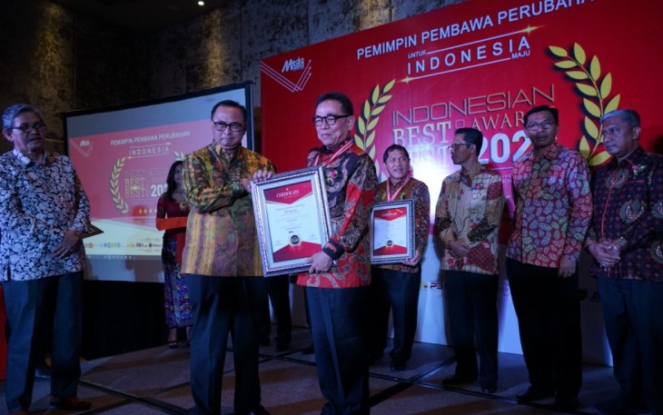 Bupati Kepahiang Hidayattullah Sjahid Mendapatkan Penghargaan Kategori Best Regent  Performance Of The Year 2020 dari Seven Media Asia
