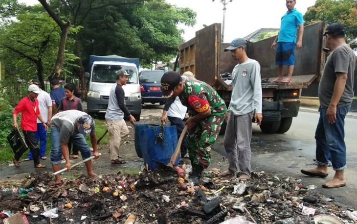 Babinsa Desa Pondok Jaya Bersama Warga Bersihkan Sampah Jalan Sepanjang 1 KM