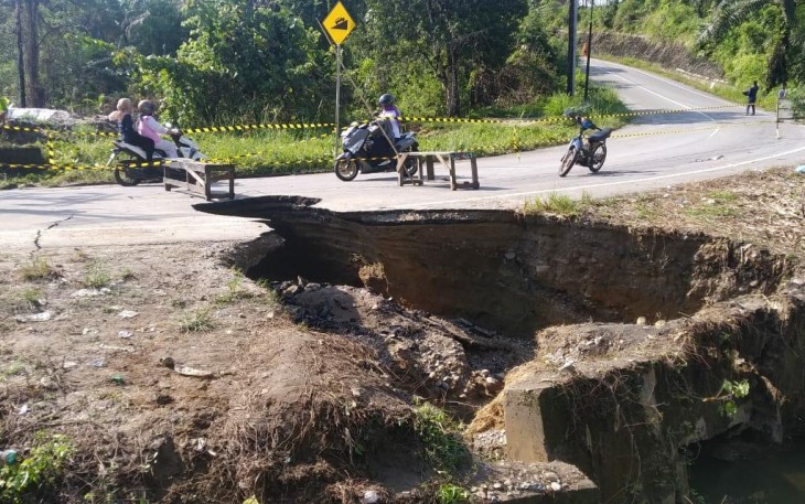 Tampak kondisi jalan lintas Singkil-Subulusalam Kabupaten Aceh Singkil Provinsi Aceh yang amblas.