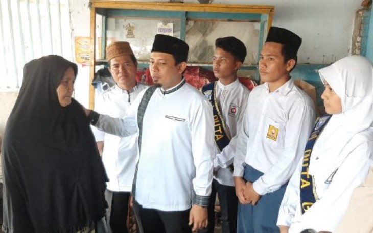 Wakil Wali Kota Bengkulu Berikan Langsung Bantuan Program Gerakan Peduli Siswa 