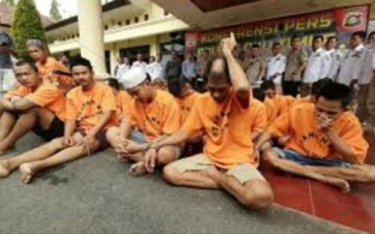 Pelaku menunjukan jari saat konferensi pers Polres OKU Timur
