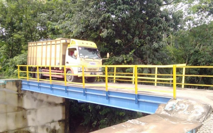 Konvoi Pengangkut Aspal Mulai Masuk ke Lokasi TMMD