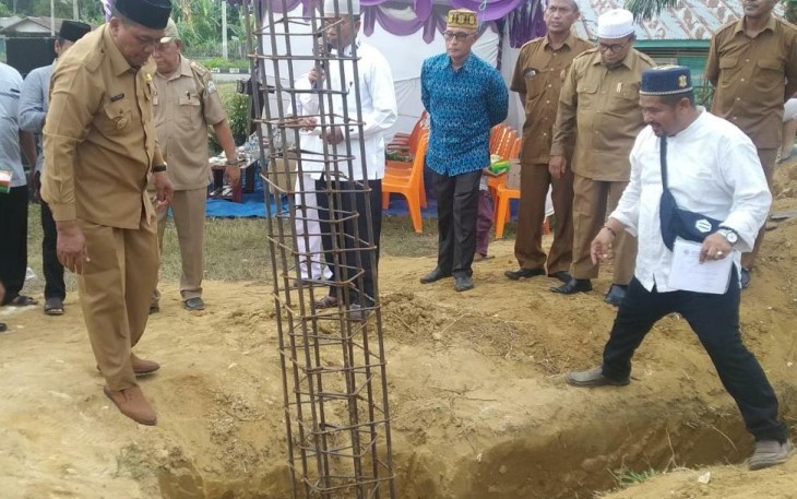 Bupati Aceh Singkil Dulmusrid kembali melakukan peletakan batu pertama pembangunan Masjid Taqwa Muhammadiyah Kampung Tanah Bara Kecamatan Gunung Meriah.