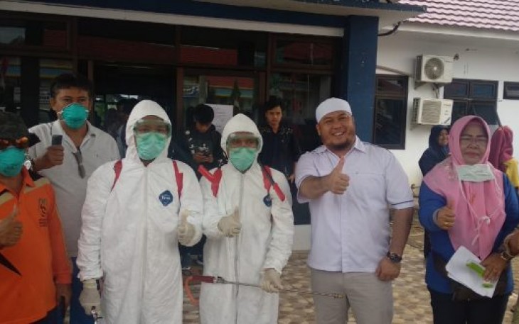  DPRD Kota Bengkulu Bersama Dinas Kesehatan Kota Bengkulu Melakukan Penyemprotan di Kantor Pelayanan Publik 