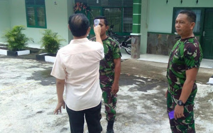 Koramil 1310-06/Airmadidi Cek Suhu Tubuh