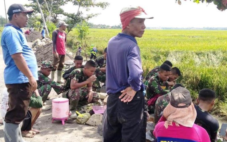 Kepala Desa Pantirejo Pekalongan Ikut Kerja Di Lokasi TMMD