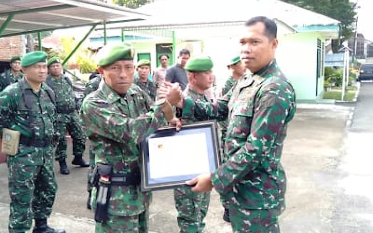 Dandim 1310/Bitung Berikan Piagam Penghargaan