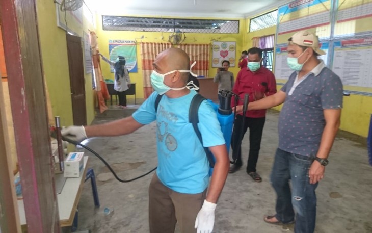 Petugas Puskesmas melakukan penyemprotan disinfektan ketempat Ibadah(Mesjid dan Mushollah) serta Kantor Desa mengantisipasi penyebaran Virus Corona (Covid - 19).