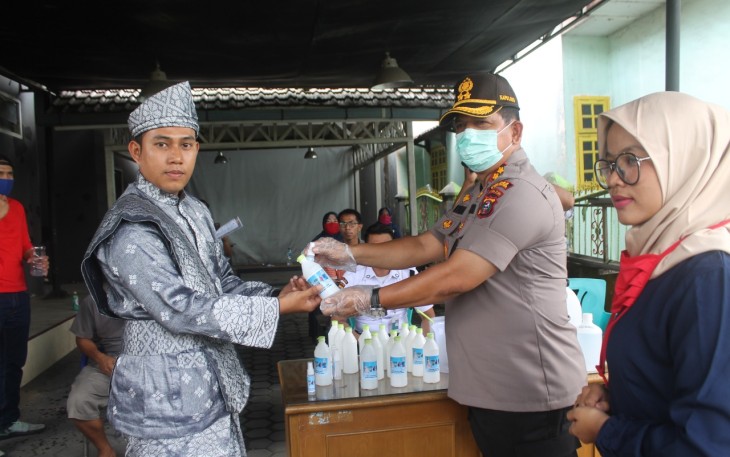 Kapolres Batu Bara Bagikan Hand Sanitizer ke Masyarakat