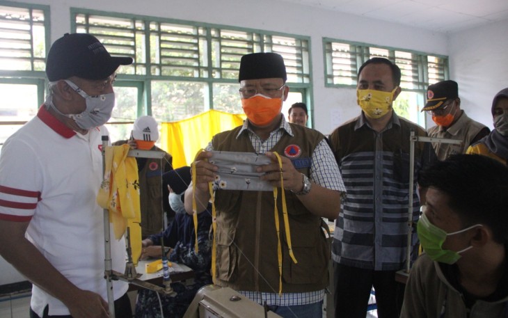 Gubernur Bengkulu Rohidin Mersyah Tinjauan Secara Langsung Proses Pembuatan Masker di Aula Balai Latihan Kerja 