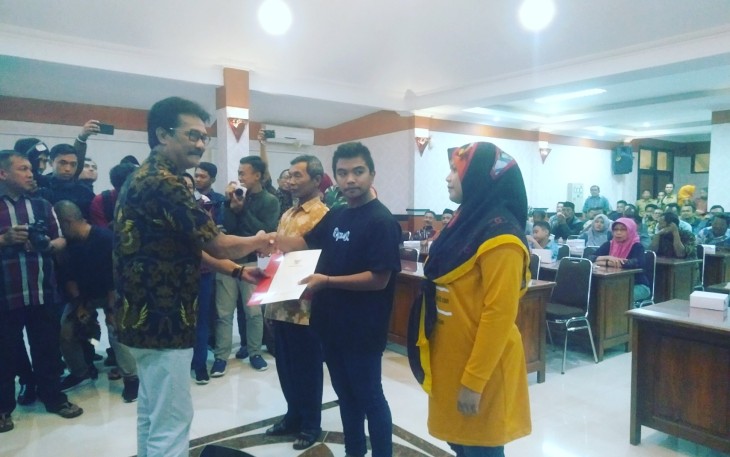 Sekda Pemkot Blitar Rudy Wijonarko saat menyalurkan bantuan 