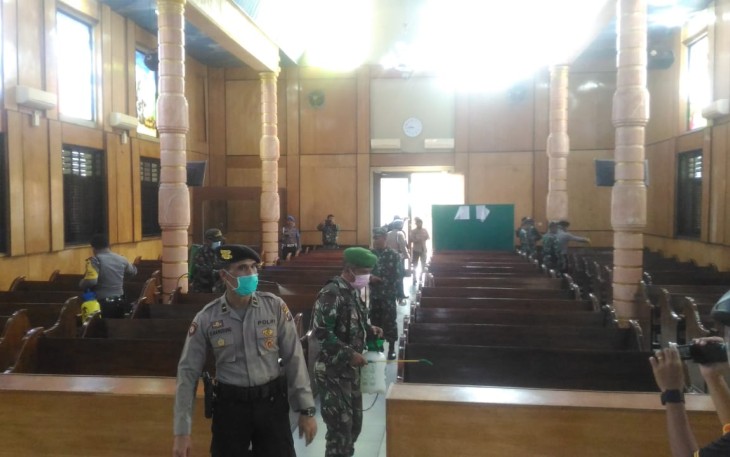 Personel Polres Labuhanbatu Bersama Kodim 0209/LB Semprot Disinfektan ke Rumah Ibadah