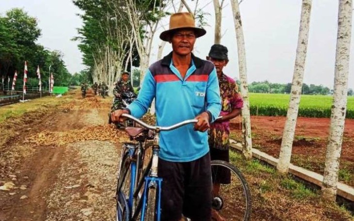 Sunoyo Warga Desa Pantirejo Saat Melintasi Jalan 