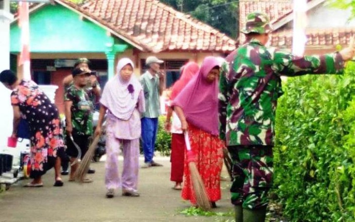 Segala Umur Dibangkitkan Budaya Gotong Royong Oleh TNI Pekalongan