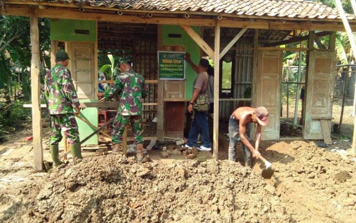 Sejumlah Rumah Tidak Layak Huni Mulai Dipugar TNI Pekalongan
