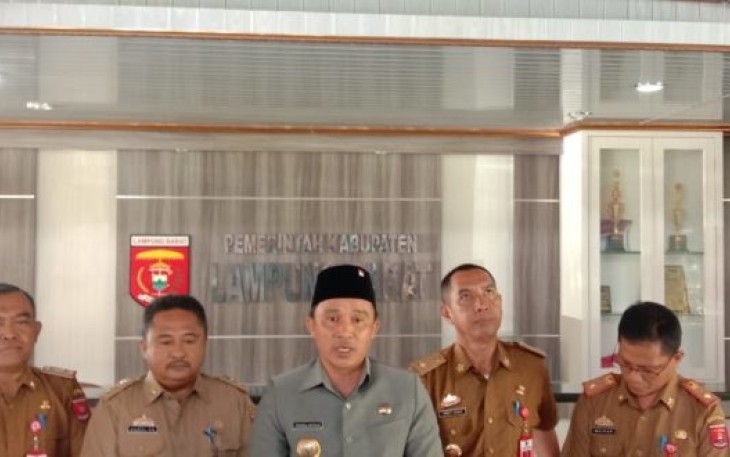 Bupati Lampung Barat Parosil Mabsus
