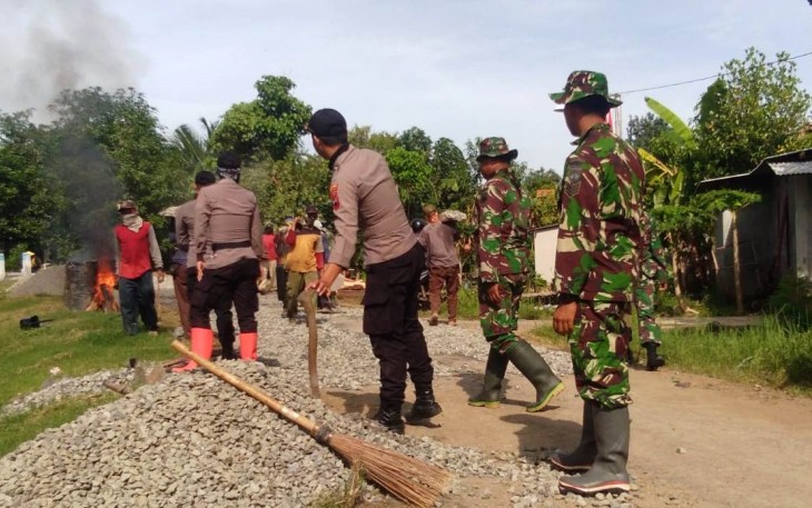 Asap Pembakaran Aspal Terus Mengepul di Lokasi TMMD