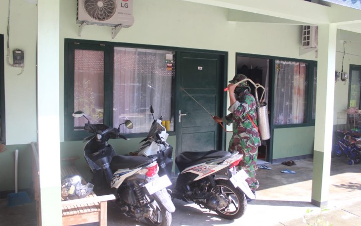 Penyemprotan disinfektan di fasilitas dinas Kodim 0718/Pati