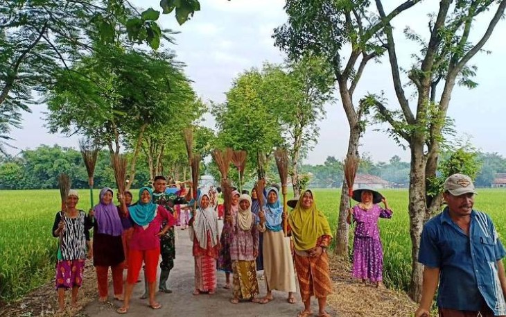 Semangat Ibu-ibu Pantirejo Pekalongan Sambut Bapak Pembangunan