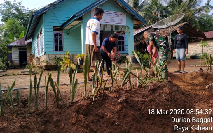  Satgas TMMD Gotong Royong bersihkan Gereja GPDI Filadelfia Nagori Durian Banggal