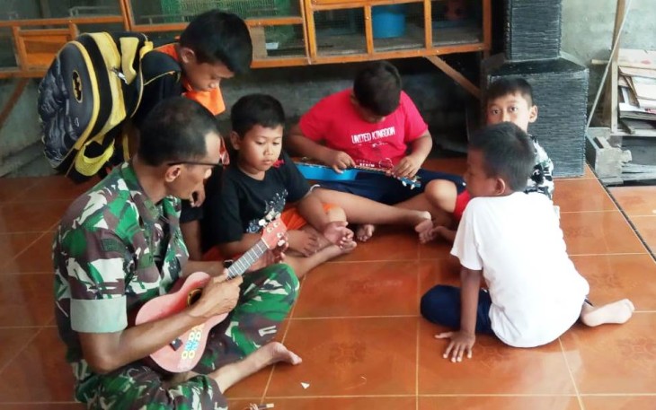 Salurkan Hobi di Lokasi TMMD Sambil Dekati Anak-Anak