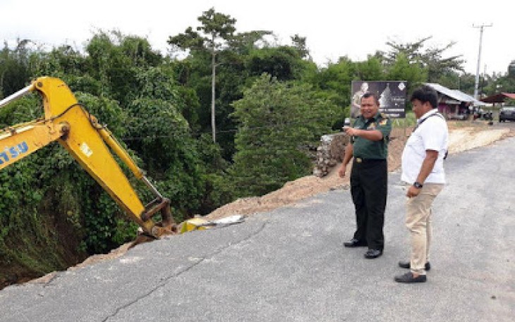 Pabung Minut Kodim 1310/Bitung Tinjau Lokasi Longsor di Jalan Soekarni