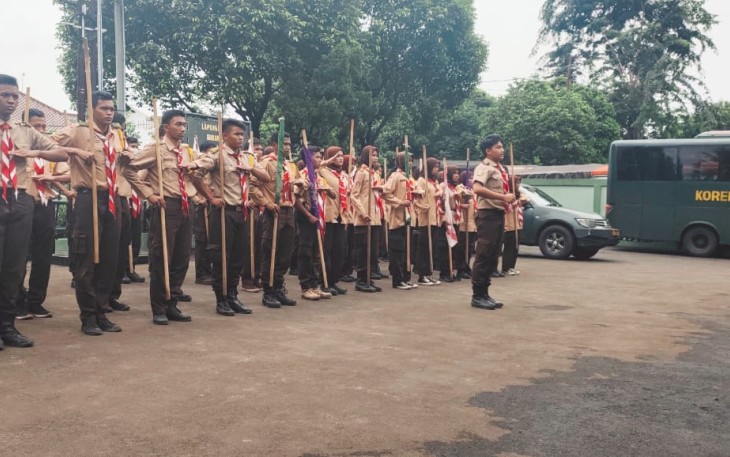 Pengetahuan Survival Anggota Pramuka Saka Wira Kartika Diajarkan Oleh Serma Doni