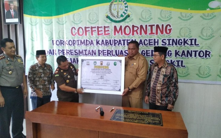 Bupati Aceh Singkil Dulmusrid dan Kajari Amrizal Tahar bersama unsur Forkopimda setempat usai menandatangani prasasti peresmian dan fakta integritas serta Coffee Morning diaula Kejari.