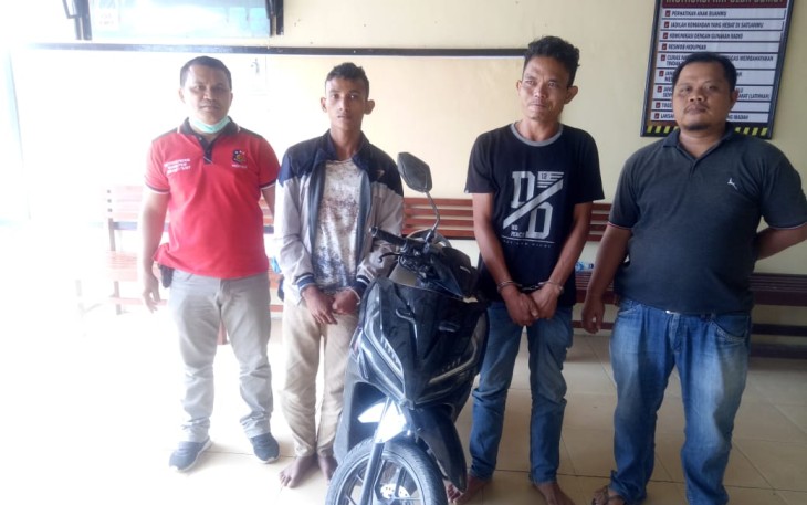 Dua tersangka (Tengah) dan barang bukti saat diamankan