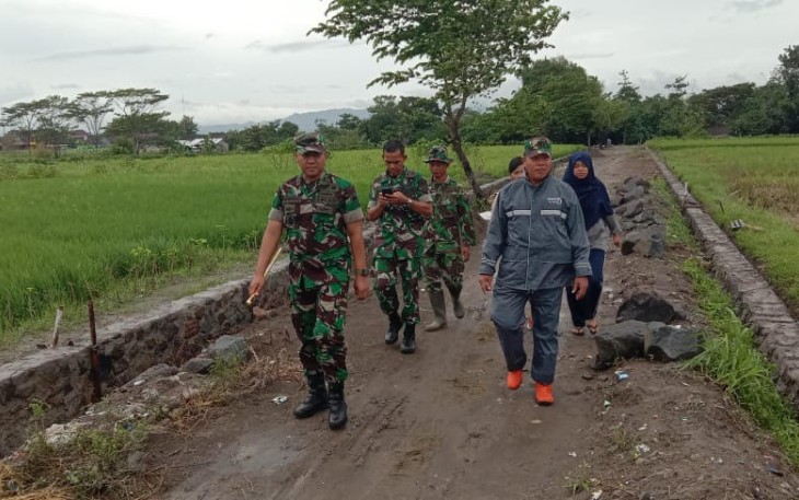 Hujan Bukan Halangan Bagi Dandim Klaten Untuk Ke Lokasi Karya Bakti