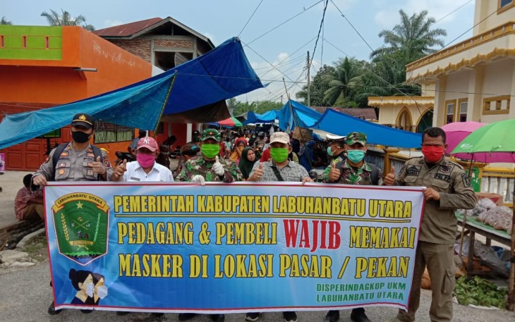 Danramil 01/AK Bersama Forkopimca Juga Bagikan Masker