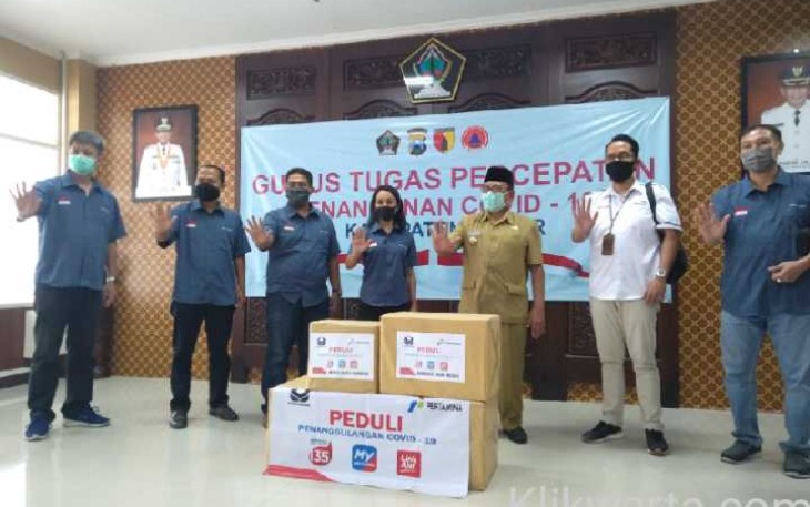 Bupati Rijanto saat menerima bantuan dari Pertamina Wilayah Blitar (Foto : Faisal NR / Klikwarta.com) 