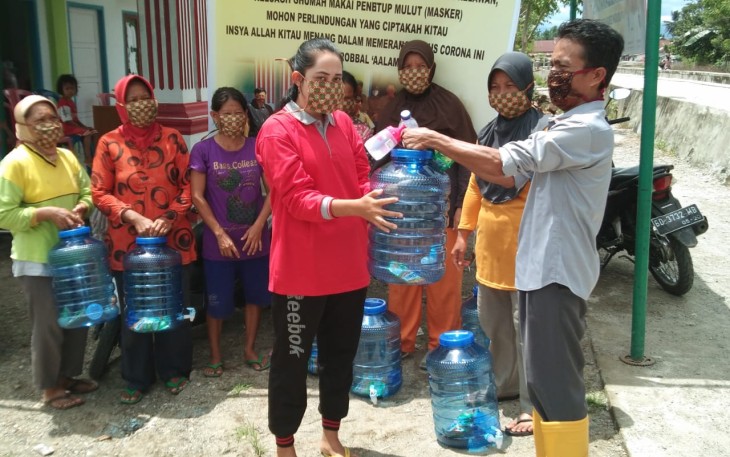 Pemerintah Desa Dusun Tengah Kecamatan Seginim Kabupaten Bengkulu Selatan Bagikan Galon dan Sabun Pada Warga 