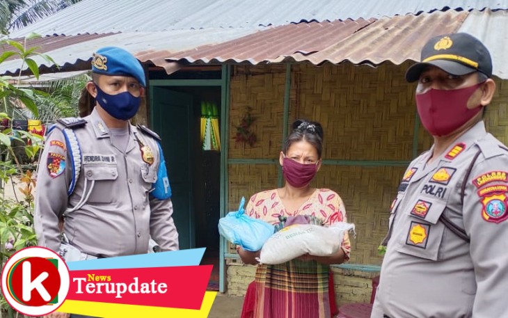 Kapolsek Aek Natas Berbagi Sembako ke Masyarakat Terdampak Covid-19