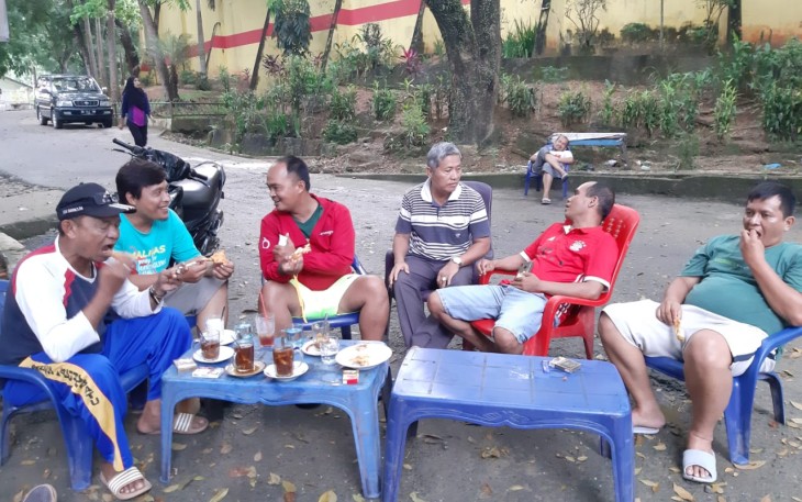 Ketua PS Bintang Utara saat bercengkrama dengan tim