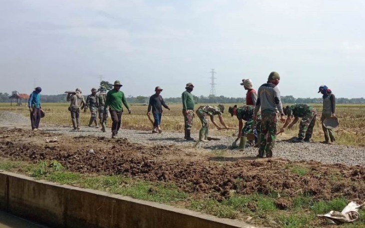 Masyarakat Pantirejo Masih Setia Dampingi Satgas TMMD Reguler Pekalongan Bangun Jalan