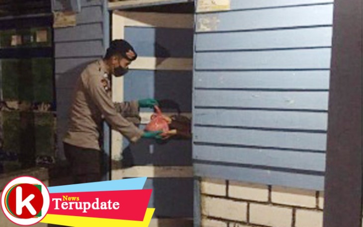 Satbrimob Polda Kepri Bagikan Makanan Sahur kepada Masyarakat