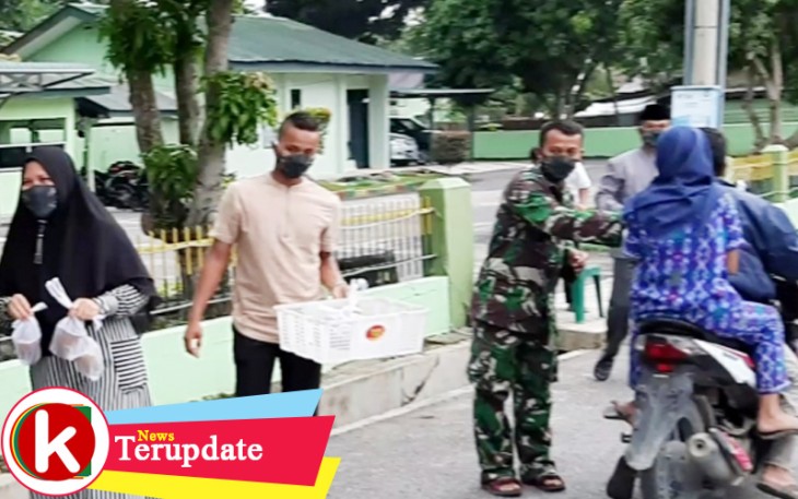 Dandim 0209/LB Berbagi Takjil ke Masyarakat