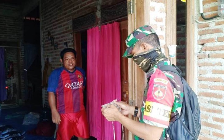 Membuat dan Memberikan Masker Kain Perca Cuma-cuma Kepada Satgas TMMD Pekalongan