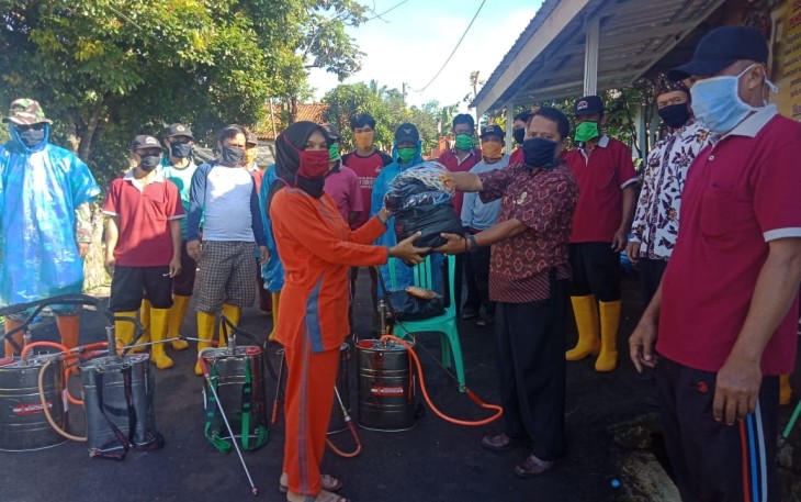 Bhabinkamtibmas dan Babinsa Semprot Disinfektan 