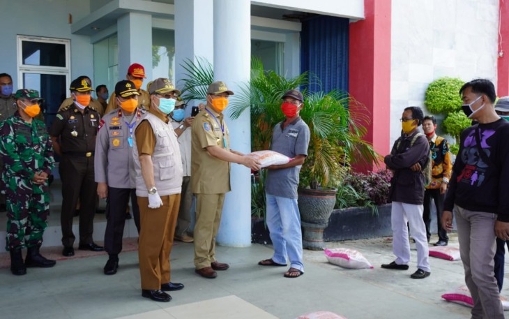 Warga Seluma Antusias Terima Bantuan Beras