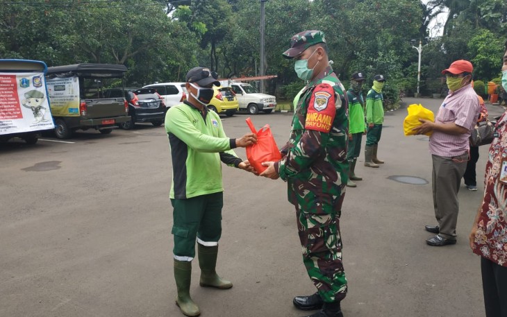 Garda Terdepan Petugas Makam Pondok Ranggon Diberikan Paket Sembako