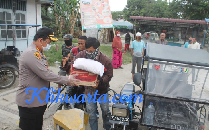 Kapolres Batu Bara Bagikan Sembako Kepada Abang Becak