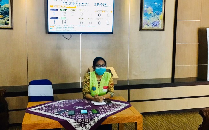 Juru Bicara (Jubir) Tim Satgas Covid-19 dr.Rosenda pada saat press conference di Kantor Bupati Kabupaten Raja Ampat pukul 10.00 Wit
