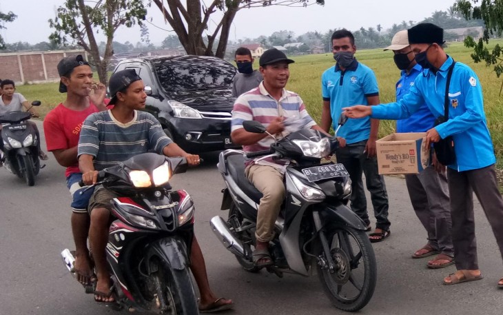 KNPI Kuta Makmur bagi Masker Ke Pengguna Jalan