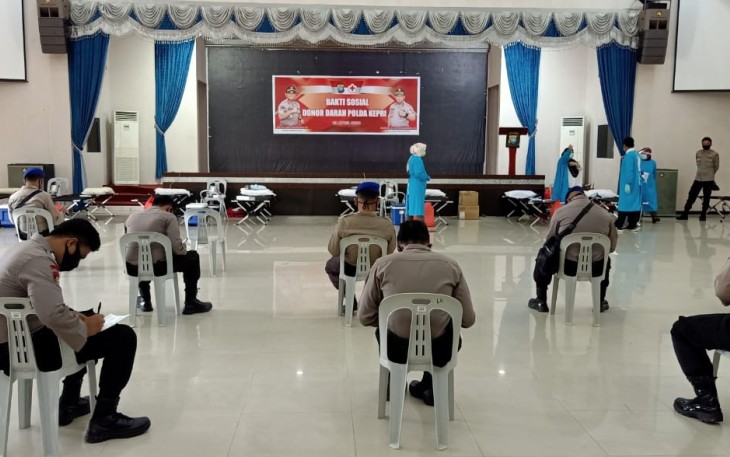 Personel Polda Kepri saat mengikuti kegiatan Baksos Donor darah bersama PMI Kota Batam