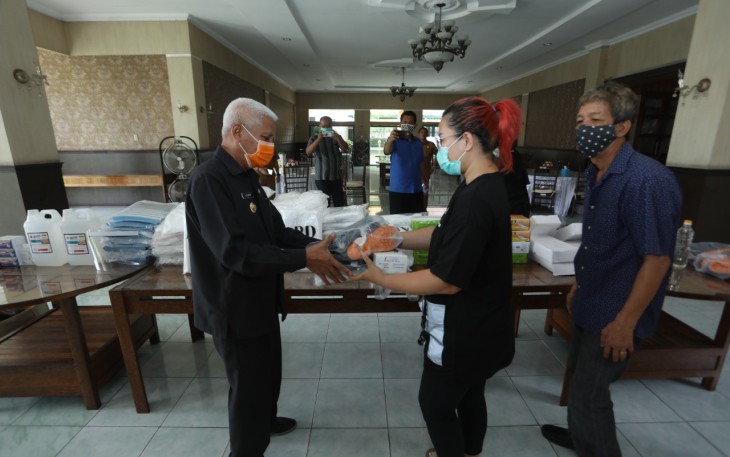 Bupati Surya Terima Bantuan APD dari Masyarakat Tionghoa Asahan