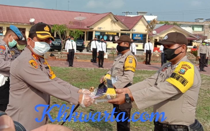 Kapolres Batu Bara Berikan Faceshield dan Sembako Pada Bhabinkamtibmas