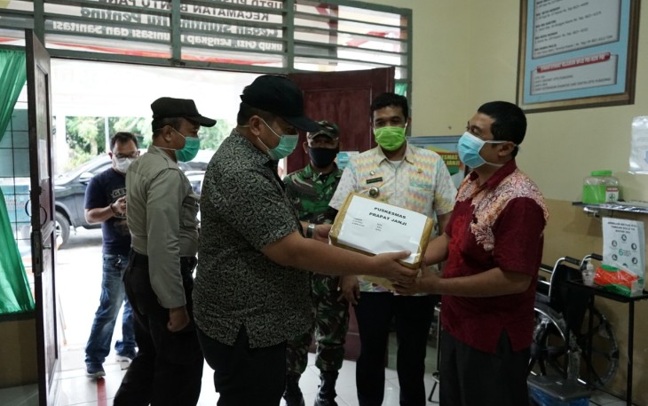 Sekdakab Asahan Serahkan Bantuan APD ke-Puskesmas di 3 Kecamatan