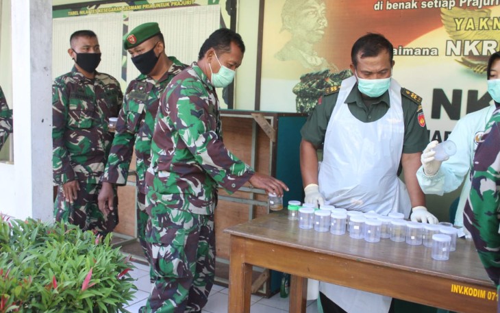 Pengecekan urin dilakukan oleh tim RS Marga Husada Pati